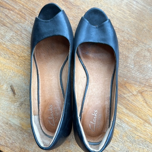 Clark’s Artisan black leather open toe pumps with 2” heel women’s 8 - Picture 8 of 8
